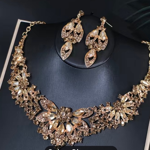 Jewelry - Retro flower earring and necklace set